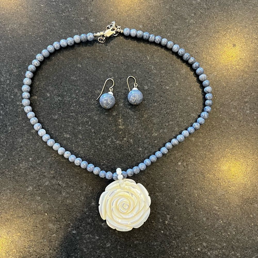 Vtg Lee Sands Blue Bead Necklace w/ White Mother of Pearl Floral with Earrings - Picture 2 of 2